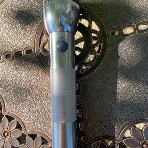 Silver 2D aluminum Mag-Lite flashlight